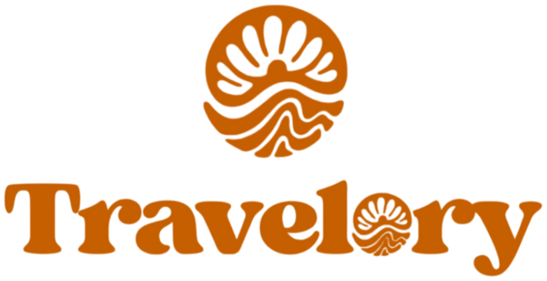 Logo Travelory, souvenir de voyage premium avec charm personnalisé en forme de drapeau